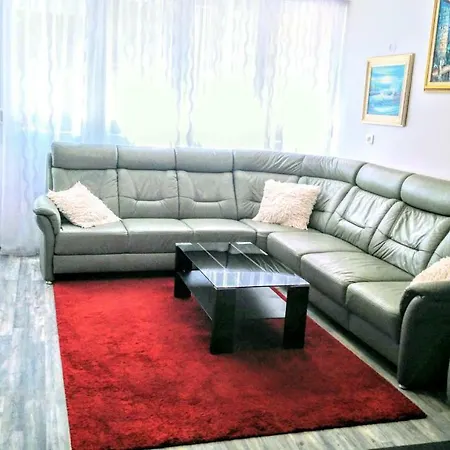 Apartman Mirna شقة